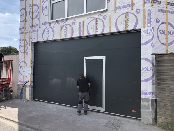 Installation d'une porte Rolflex à empilement sur elle même sur Lille vue le d'extérieur. 
