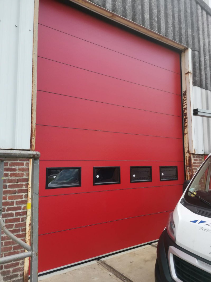 Installation porte sectionnelle sur Lille avec portillon adjacent vue d'extérieur. 