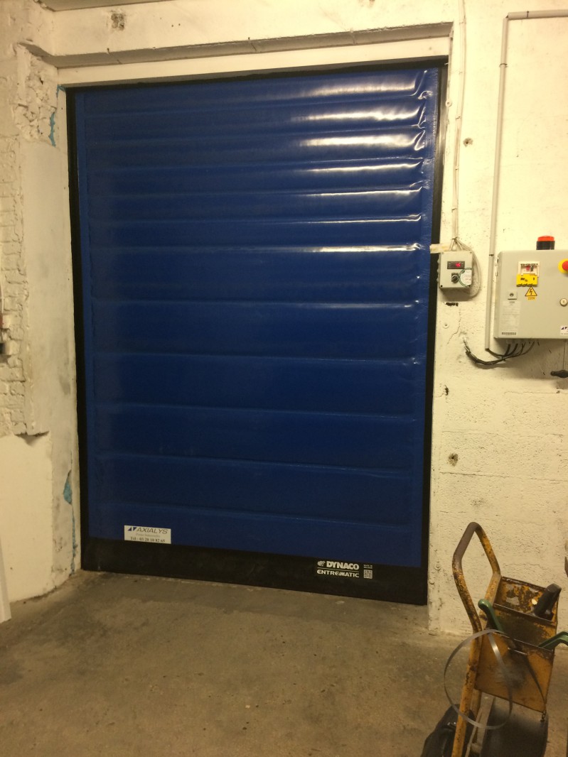 Installation d'une porte rapide à Saint Quentin pour un frigo.