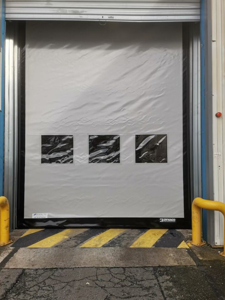Remplacement d'une porte rapide à Dunkerque dans le secteur du recyclage plastique.