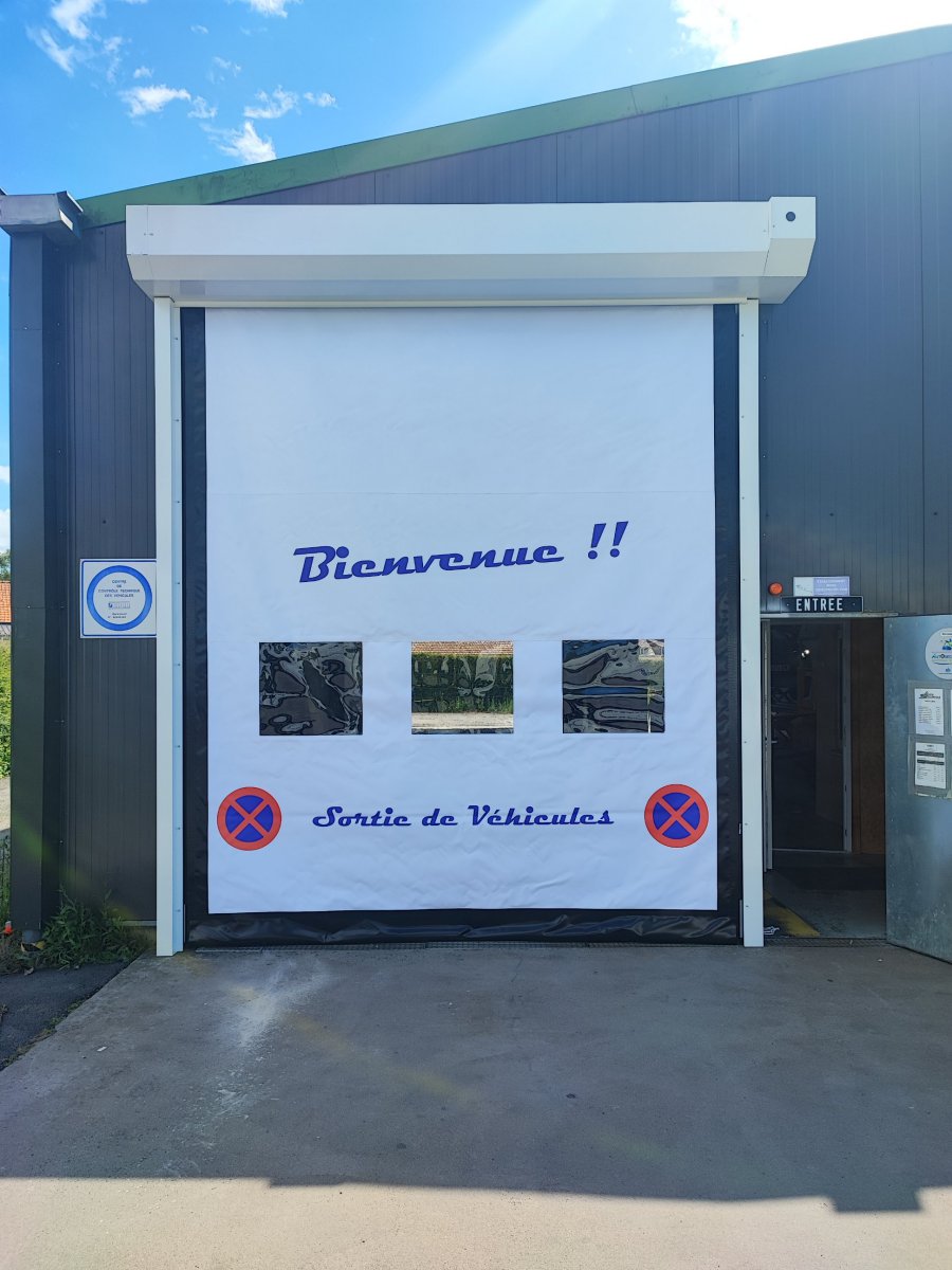 porte à enroulement rapide sur Cambrai avec impression bâche installée dans un contrôle technique