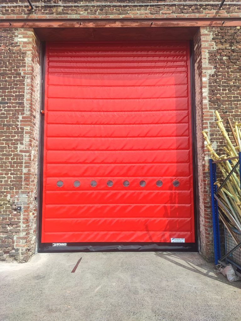 installation d'une porte à levage rapide Valenciennes vue de l'extérieur
